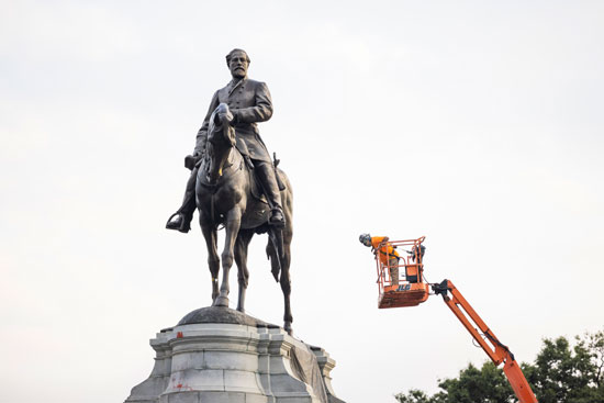 أصدرت محكمة فرجينيا حكما يسمح  بإزالة تمثال الجنرال روبرت لي