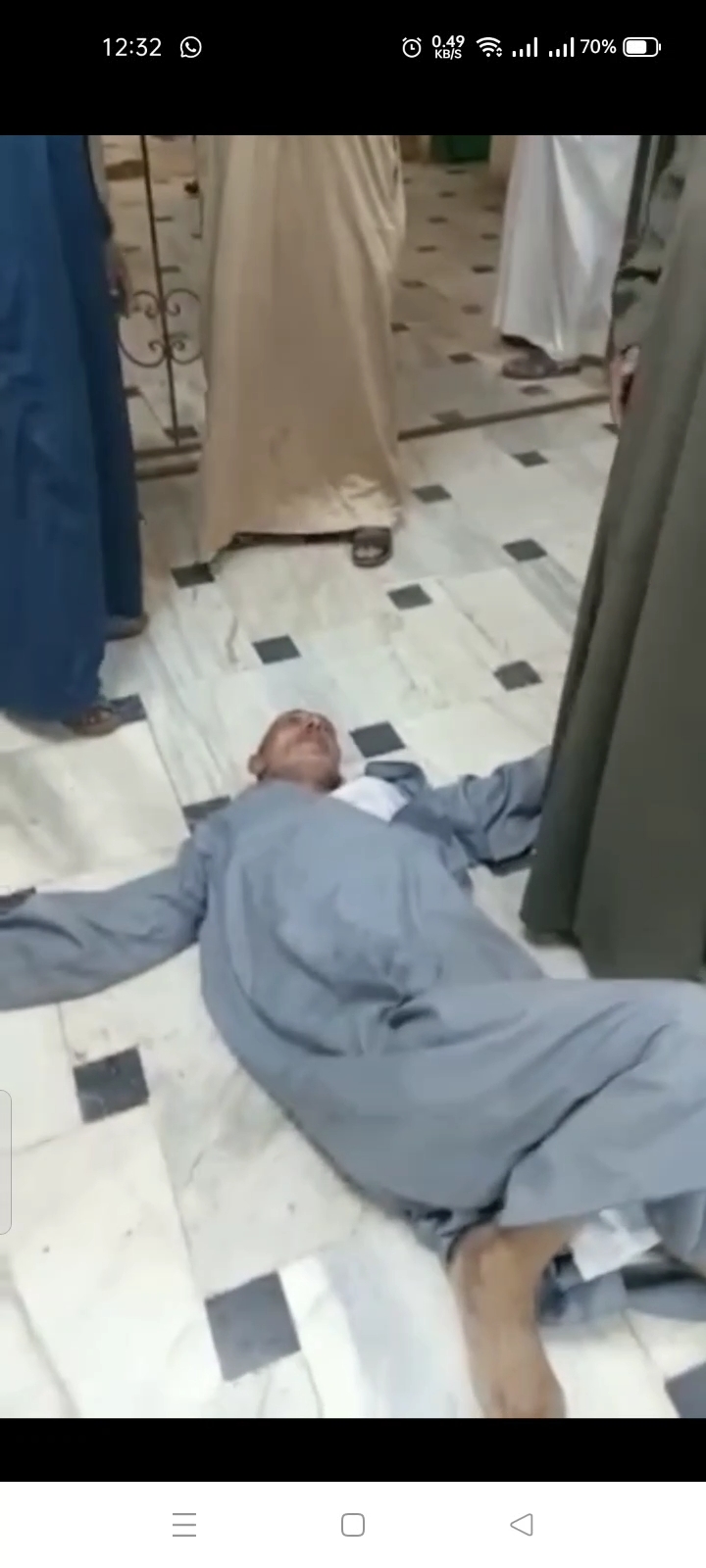المريض على الأرض بدون سرير بمستشفى القنايات المركزى