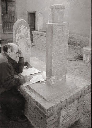 يكتب على القبر