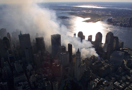 يستمر الدخان في الارتفاع من مركز التجارة العالمي المدمر في نيويورك