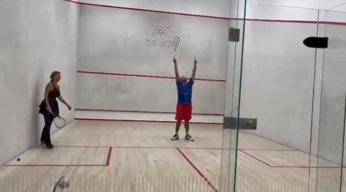 هشام عاشور يهزم نيللى كريم في الاسكواش