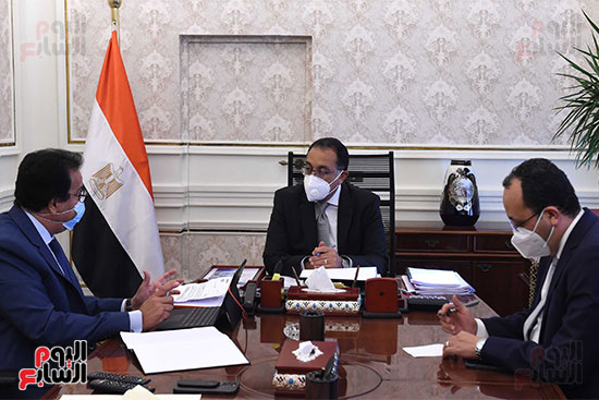 الدكتور مصطفى مدبولى رئيس الوزراء مع الدكتور خالد عبد الغفار (2)