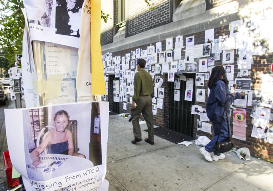جدار تصطف عليه ملصقات للمفقودين عقب الهجوم على مركز التجارة العالمي في نيويورك