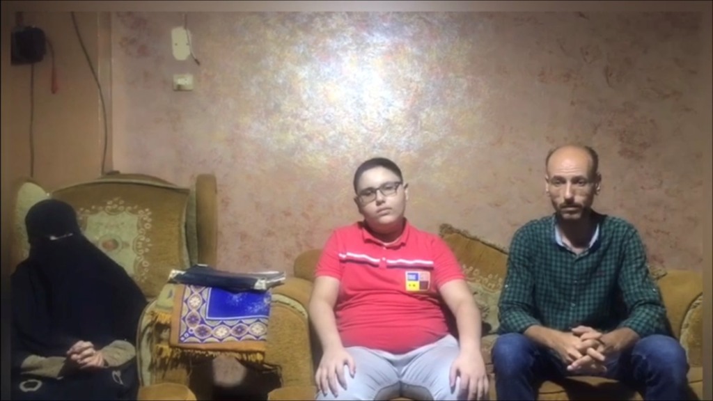 الفتى عبدالفتاح محمد مع أسرته الفتى عبدالفتاح محمد مع أسرته