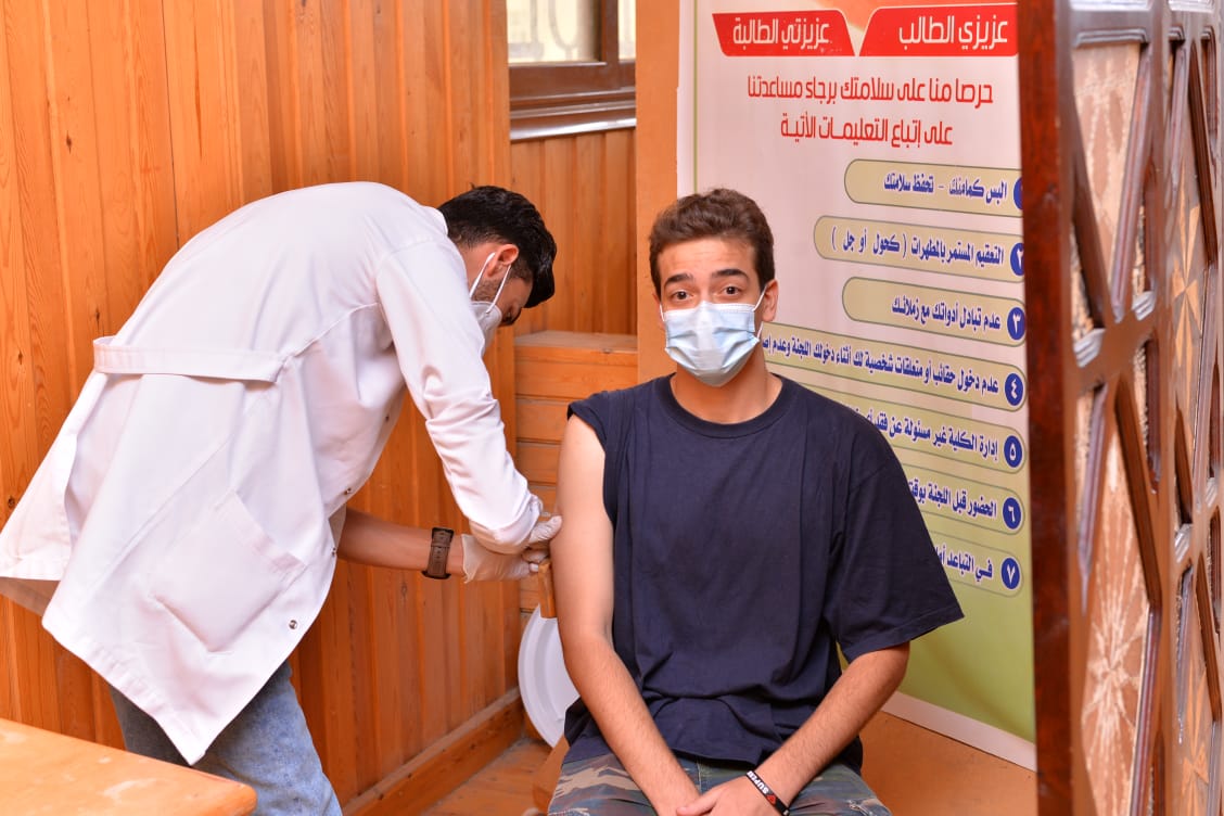 تلقي الطلاب اللقاح بجامعة كفر الشيخ