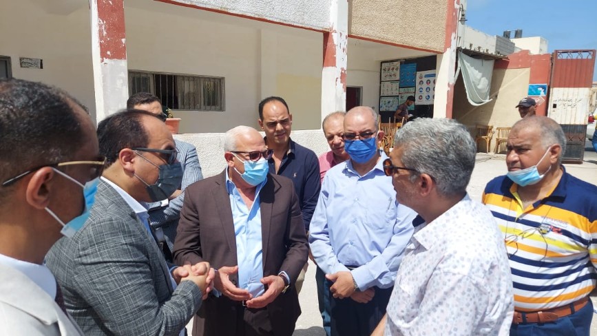 المحافظ يتفقد المدرسة