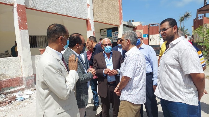 المحافظ والوفد يتفقد المدرسة