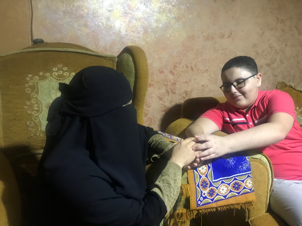 الفتى عبدالفتاح محمد مع والدته