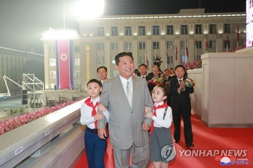 زعيم كوريا الشمالية خلال العرض العسكرى