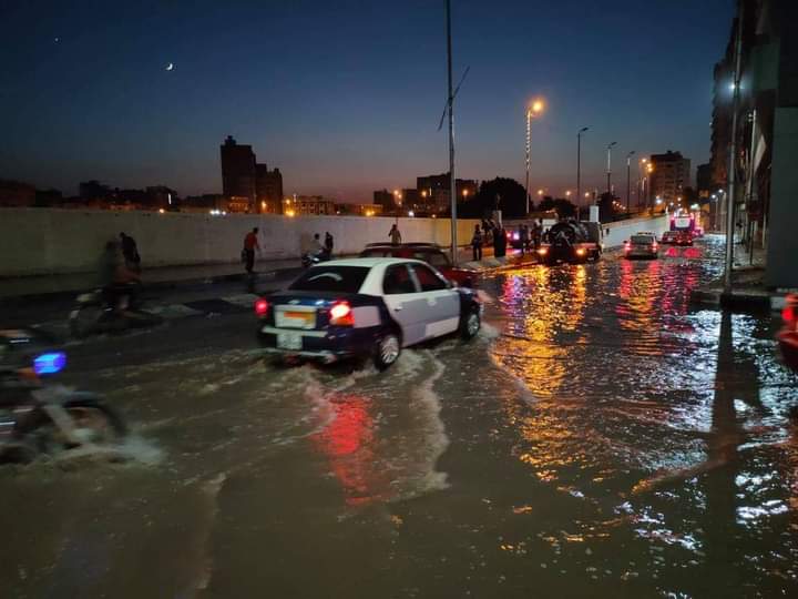 انفجار خط مياه 800مم أمام شرطة النجدة بطنطا وغرق الشوارع (4)
