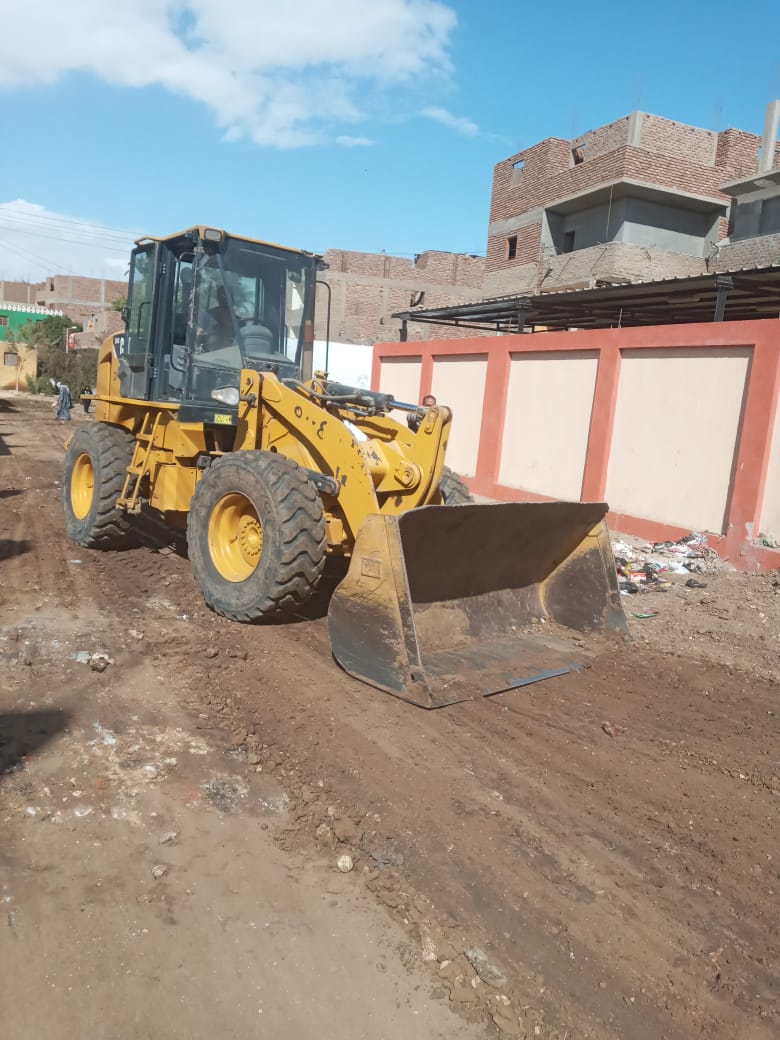 تسوية الشوارع ورفع التراكمات بقرية الزينية بحرى (2)