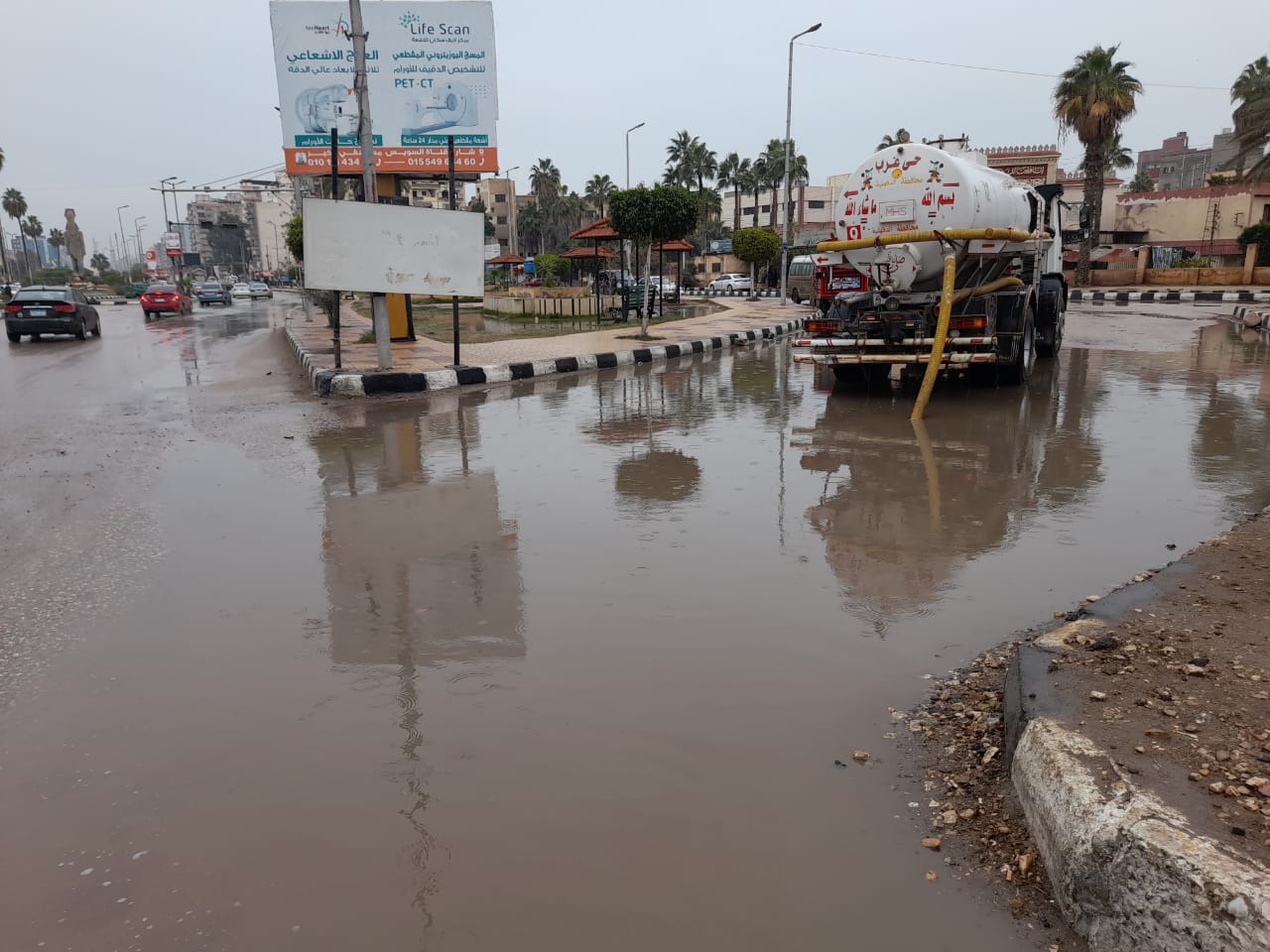  أعمال كسح تجمعات مياه الأمطار بالشوارع والميادين (7)