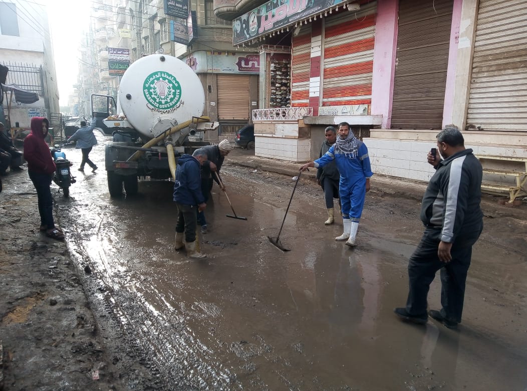  أعمال كسح تجمعات مياه الأمطار بالشوارع والميادين (17)