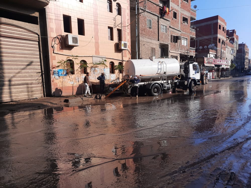  أعمال كسح تجمعات مياه الأمطار بالشوارع والميادين (15)