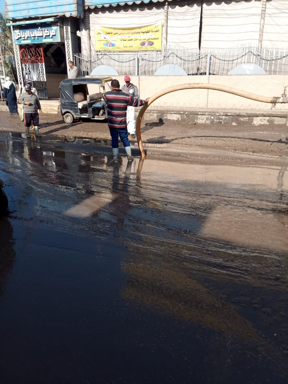  أعمال كسح تجمعات مياه الأمطار بالشوارع والميادين (18)