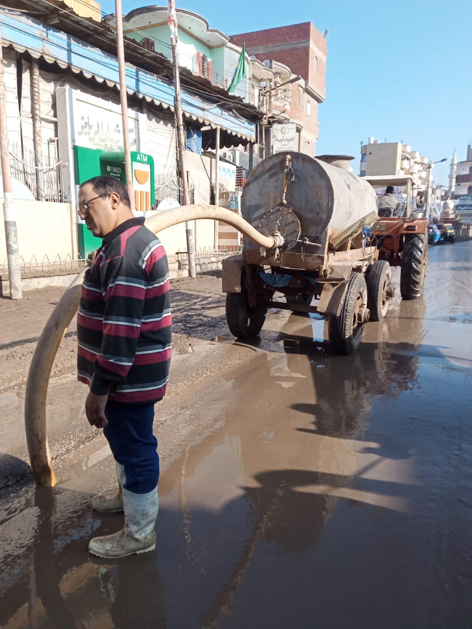  أعمال كسح تجمعات مياه الأمطار بالشوارع والميادين (8)