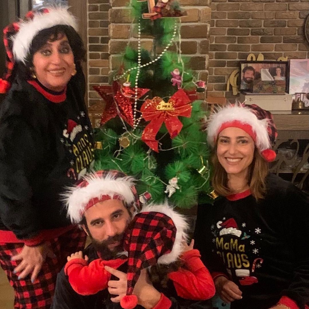 الفنانة حنان مطاوع مع عائلتها