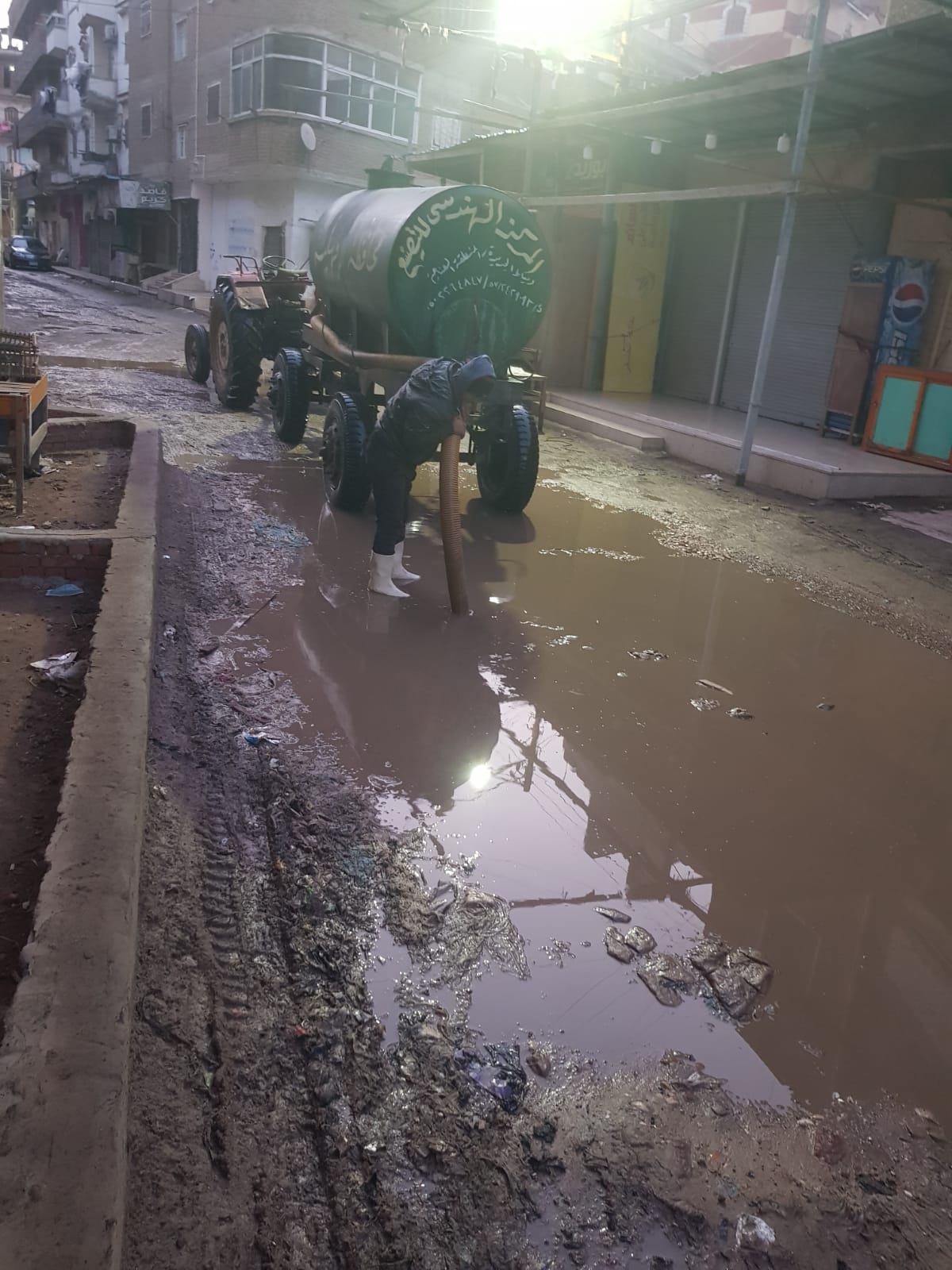  أعمال كسح تجمعات مياه الأمطار بالشوارع والميادين (9)