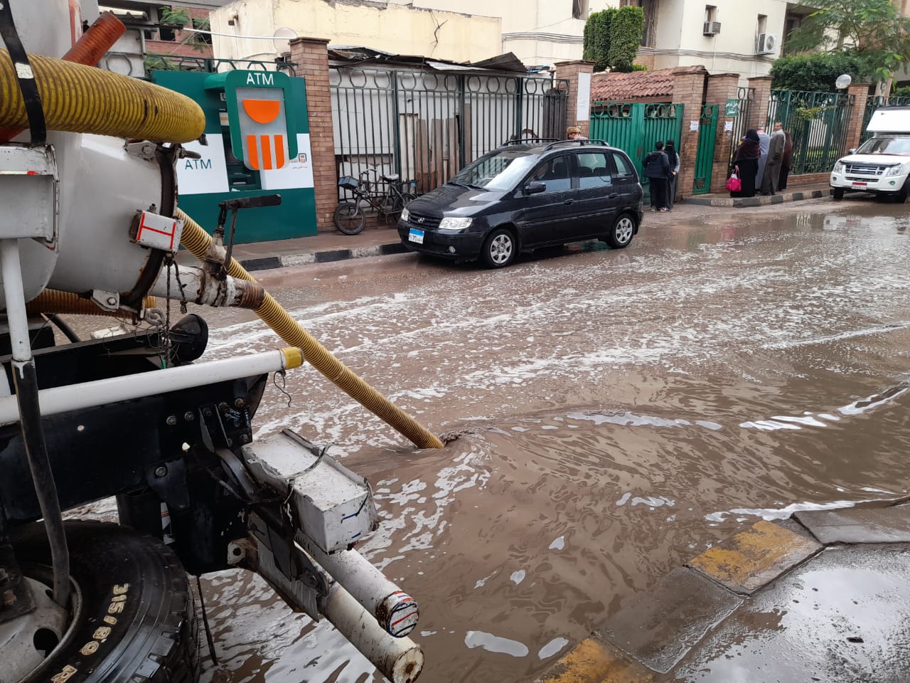  أعمال كسح تجمعات مياه الأمطار بالشوارع والميادين (5)