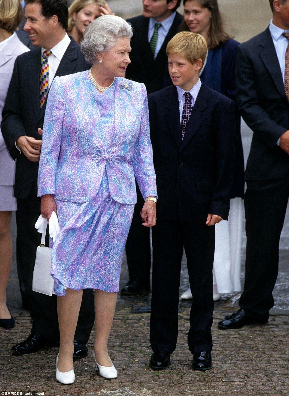 الأمير هارى فى صورة سابقه مع جدته الملكة