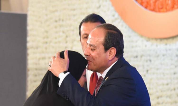 الرئيس السيسي وأحد أمهاء الشهداء