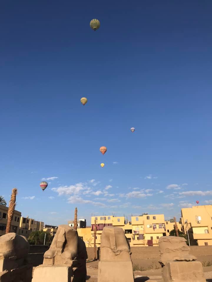 البالونات الطائرة تحلق فوق معابد الكرنك