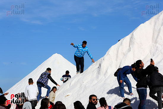 جبال الملح التى أصبحت مزار سياحى للعديد من أبناء محافظات مصر