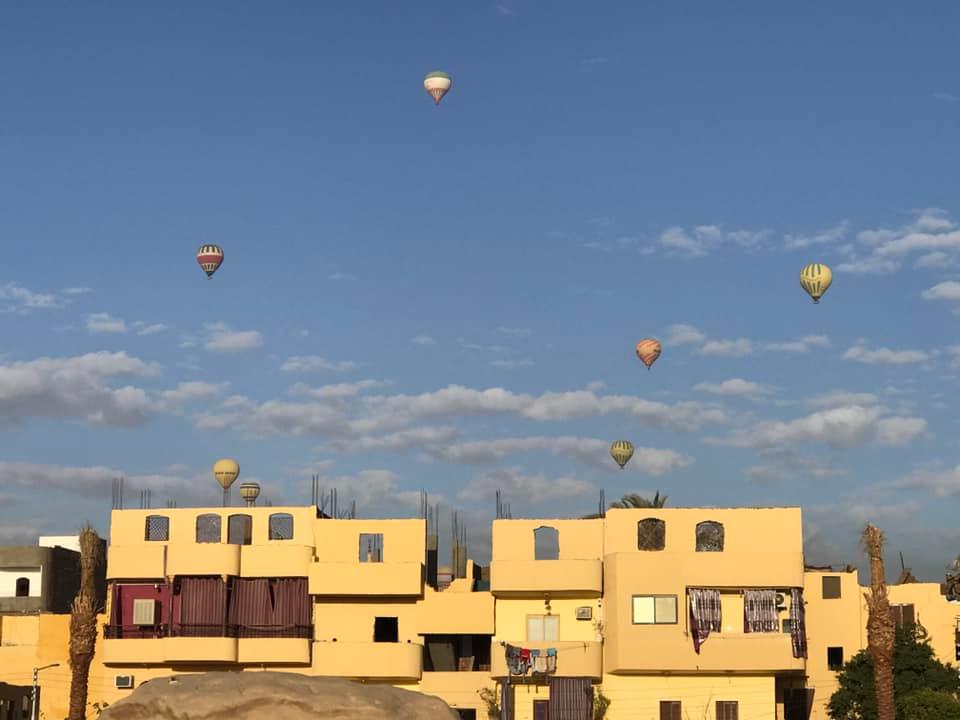 البالونات الطائرة أعلى منازل الأقصر البالونات الطائرة أعلى منازل الأقصر