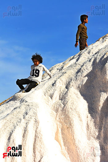 طفل يتسلق الجبل
