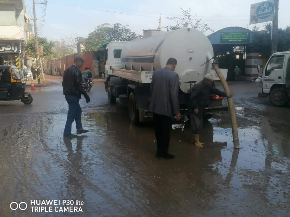  أعمال كسح تجمعات مياه الأمطار بالشوارع والميادين (1)