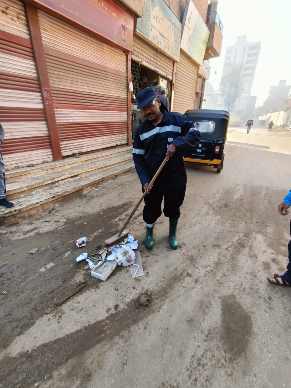 حملات نظافة مكبرة بمراكز ديروط لرفع المخلفات والقمامة وتسوية الشوارع والميادين (9)