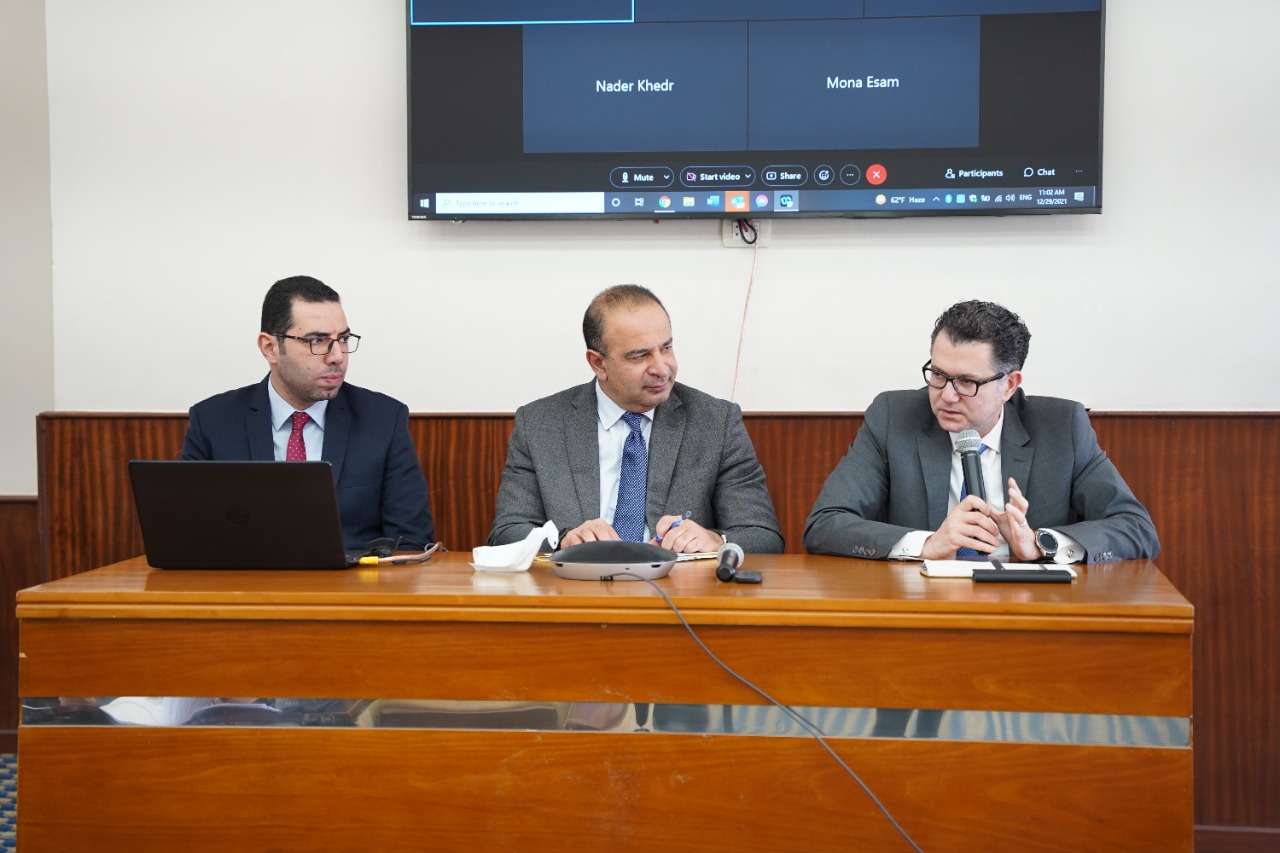 الدكتور أحمد كمالى خلال الاجتماع