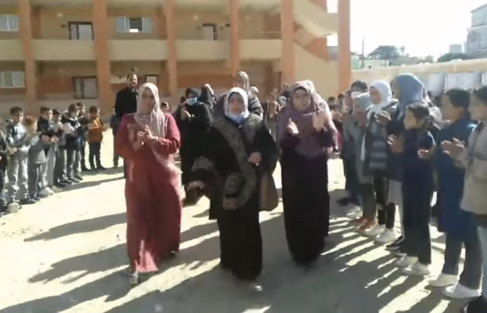 تلاميذ مدرسة ابتدائية  بشمال سيناء ينظمون ممر شرفى لمعلمتهم يوم احالتها للمعاش
