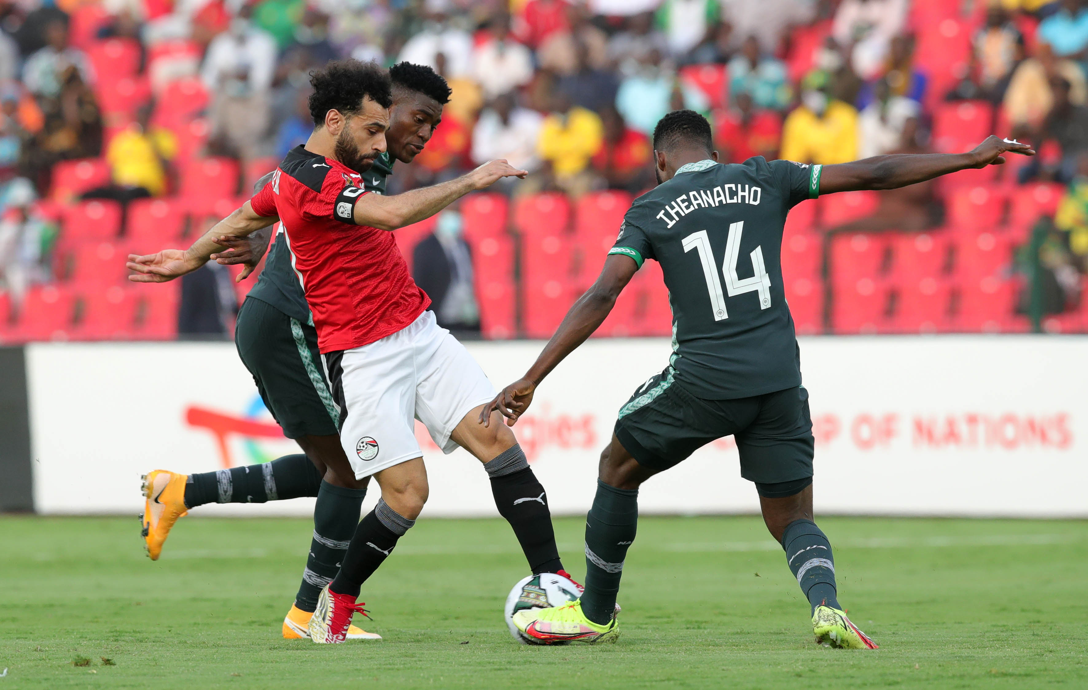 محمد صلاح يحاول المرور من لاعبى نيجيريا