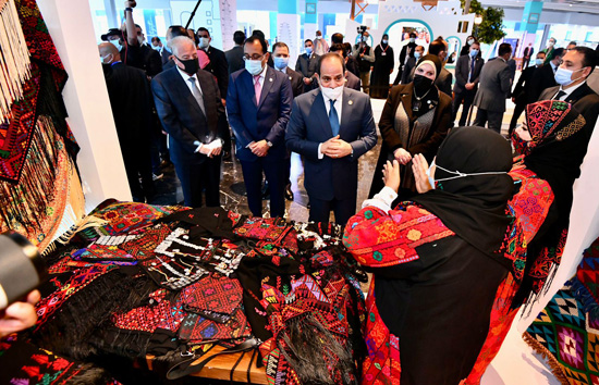 الرئيس السيسى يتفقد جناح تراثنا للمنتجات اليدوية