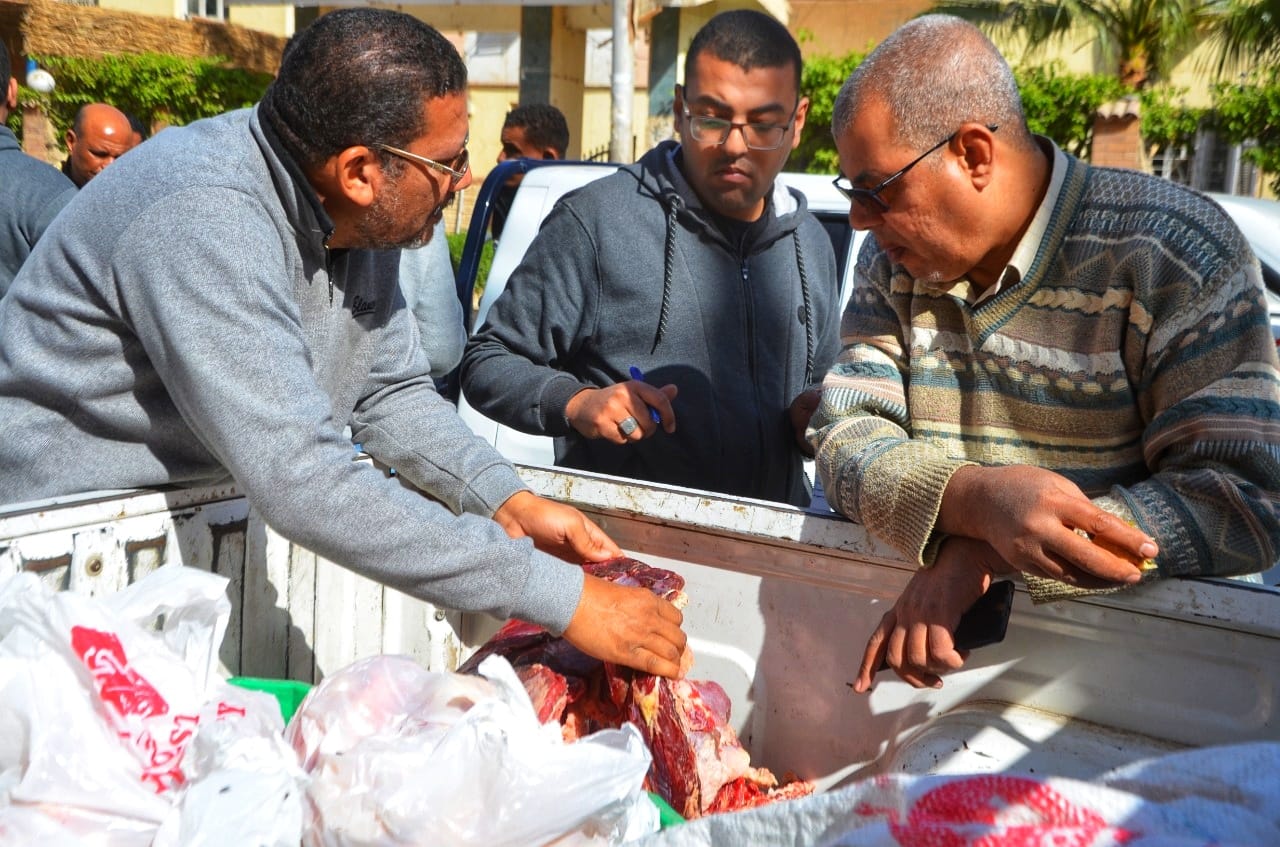 ضبط مخالفات تموينية ولحوم ومأكولات منتهية الصلاحية بإسنا (1)