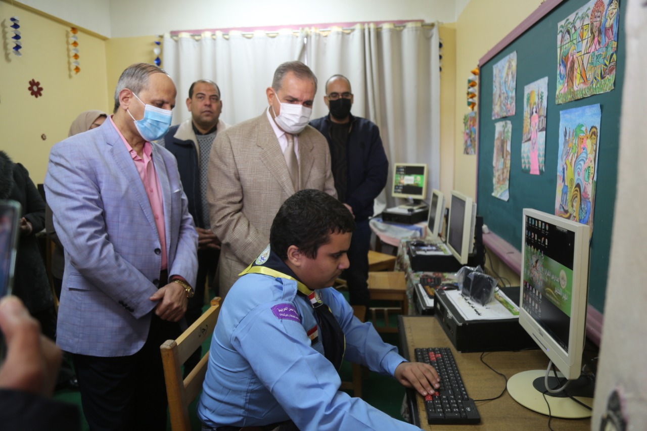 محافظ كفر الشيخ يتابع تعامل الطلاب مع العالم الافتراضي