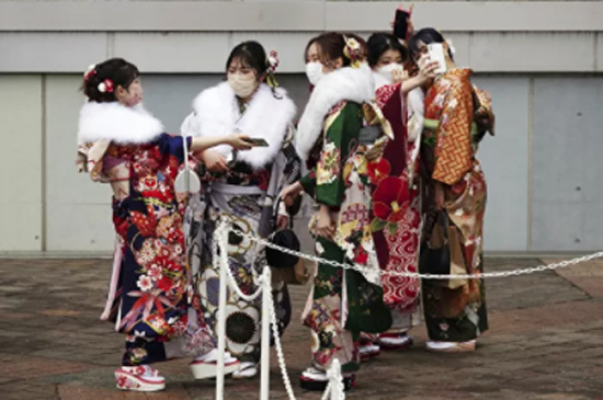 الحرص على ارتداء أزياء الكيمونو التقليدية في اليابان