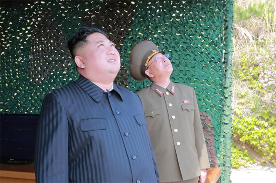 كيم جونغ أون يلقي نظرة خلال تجربة إطلاق الصاروخ الباليست