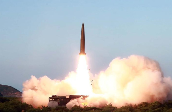 إطلاق صاروخ كوري شمالي خلال تدريبات طويلة ومتوسطة المدى