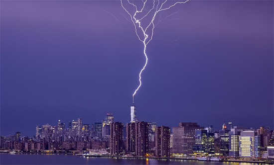 صاعقة من البرق تضرب هوائي مركز التجارة العالمي بنيويورك