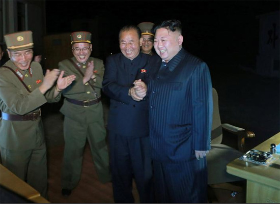 كيم جونغ أون يوجه الاختبار الثاني لإطلاق الصاروخ الباليستي عابر للقارات
