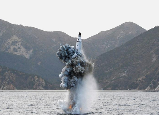 كيم جونغ أون يوجه تجربة إطلاق صاروخ باليستي غواصة استراتيجية تحت الماء