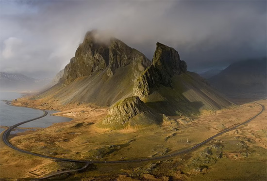 جبال أيسلندا الصورة الفائزة بالمركز الثاني في فئة تصوير الطبيعة