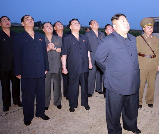 كيم جونغ أون يشاهد  إطلاق لصاروخ الباليست