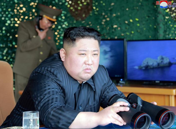 الزعيم الكوري الشمالي كيم جونغ أون يشرف على المناورة