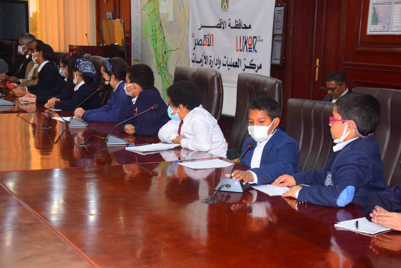 محافظ الأقصر يلتقي بقيادات وطلبة مدرسة النيل المصرية الدولية (3)