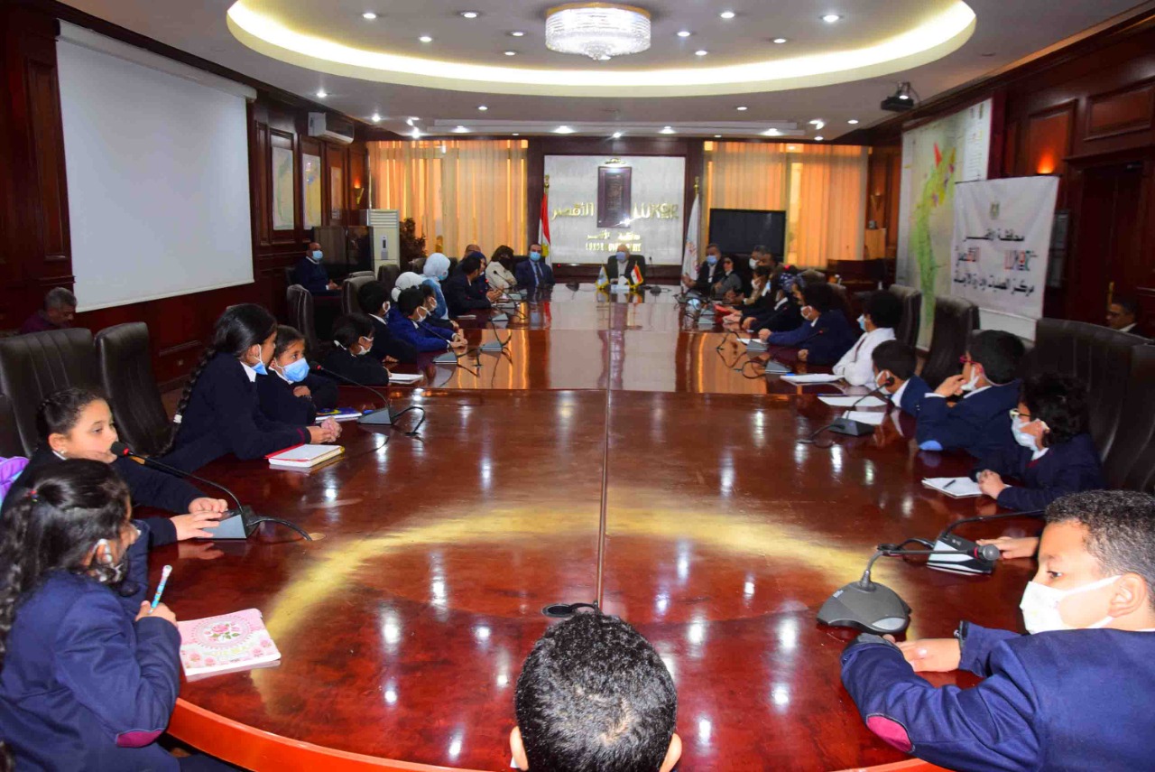 محافظ الأقصر يلتقي بقيادات وطلبة مدرسة النيل المصرية الدولية (1)