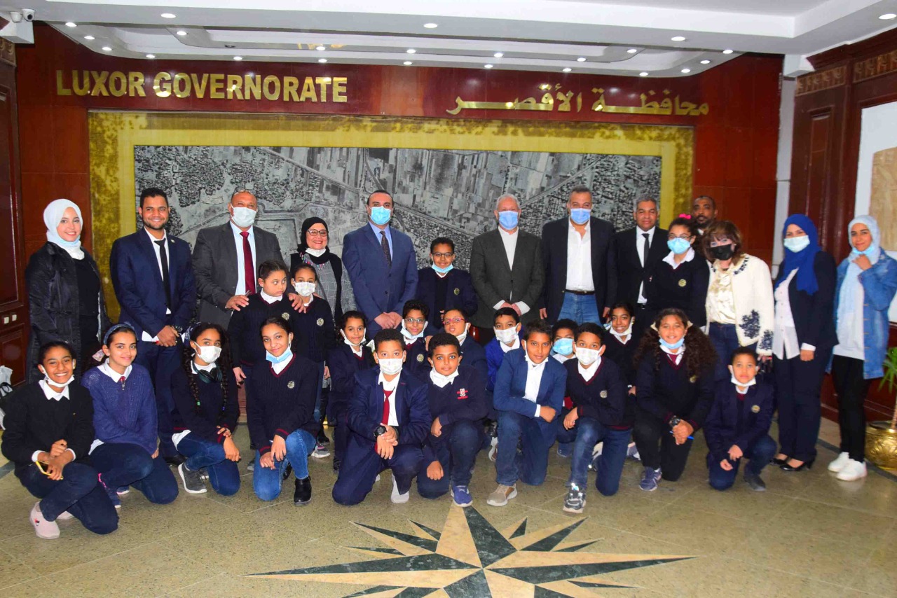 محافظ الأقصر يلتقي بقيادات وطلبة مدرسة النيل المصرية الدولية (2)