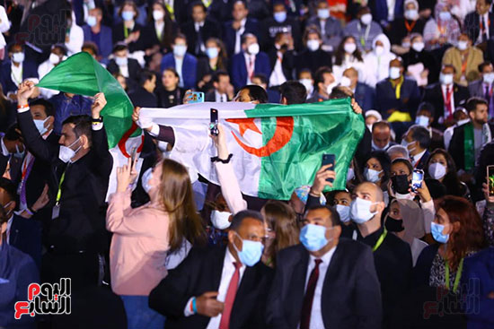 علم الجزائر فى ختام منتدى شباب العالم